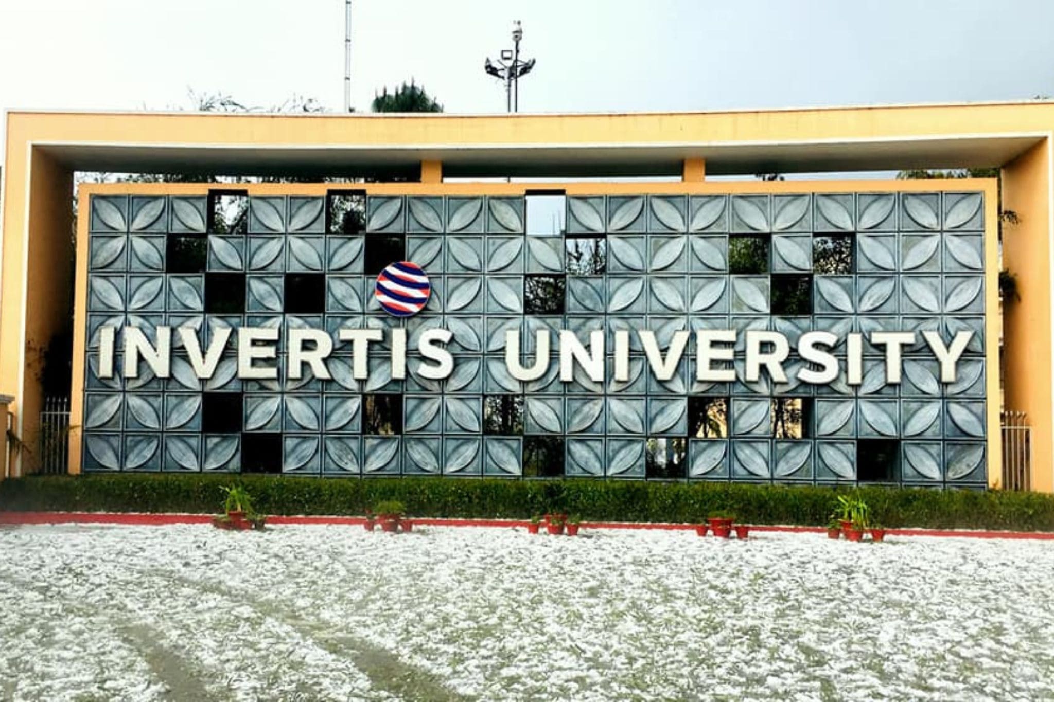 Invertis University